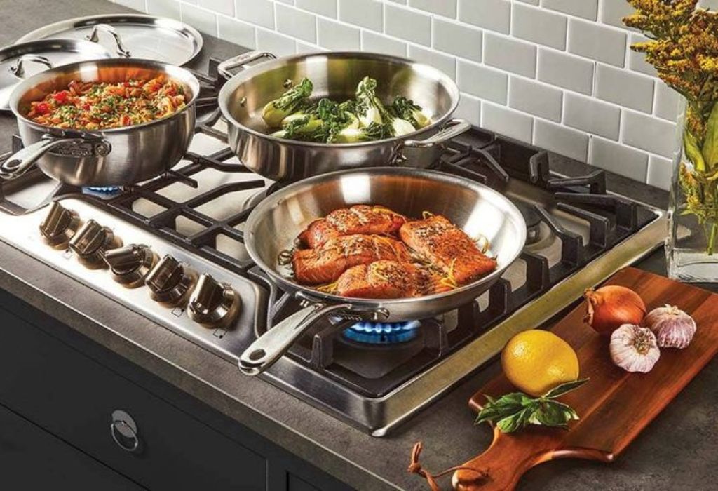 What Causes Aluminum Cookware to Discolor?