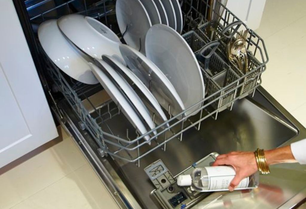 Natural Remedies vs Commercial Cleaners