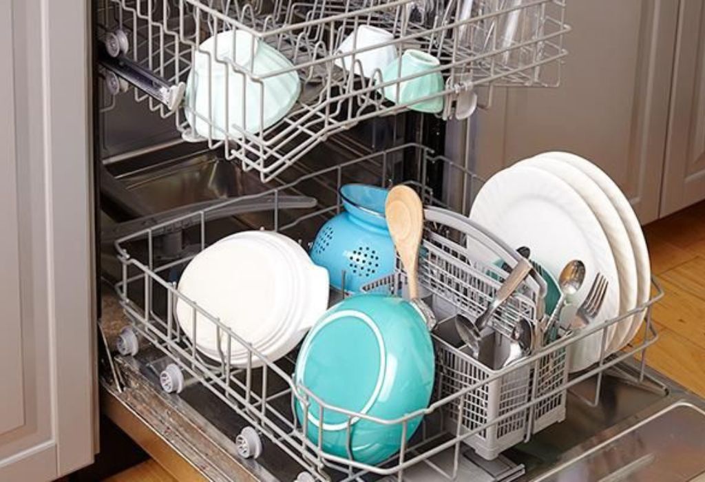 Best Practices for Loading Dishwasher-Safe Plastics