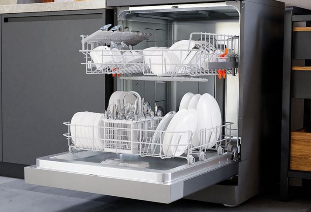 How Dishwashers Clean Heavy Cookware