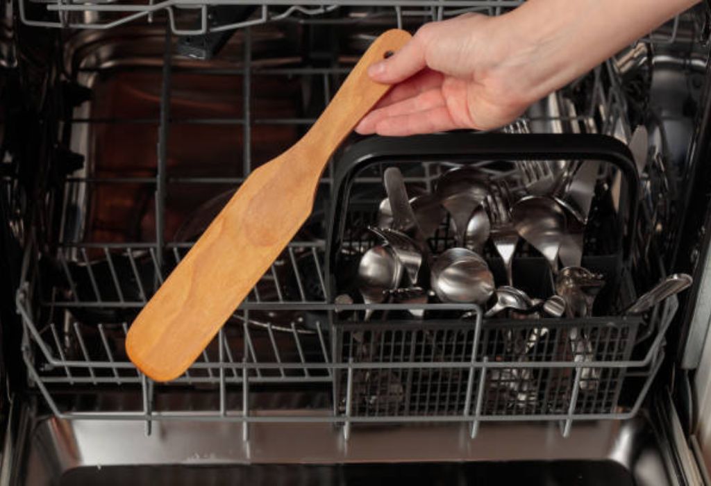 BENEFITS OF HAND WASHING WOODEN SPOONS