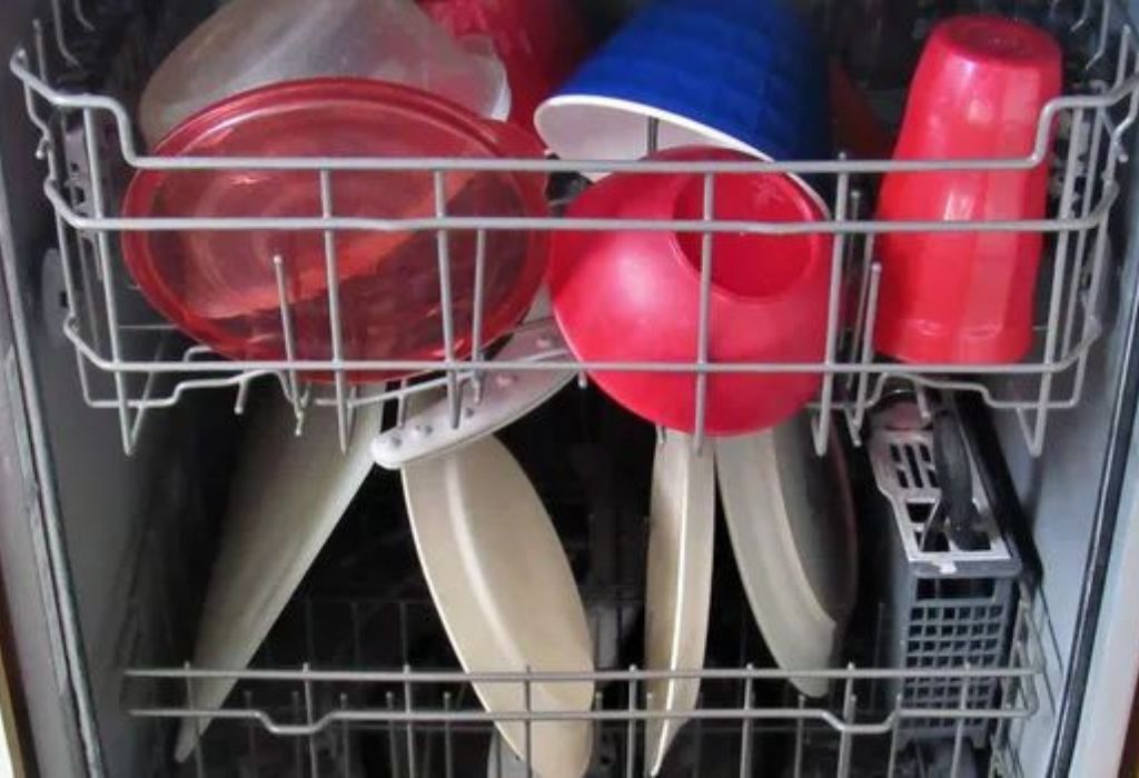 Can You Put Plastic In The Dishwasher Or Not