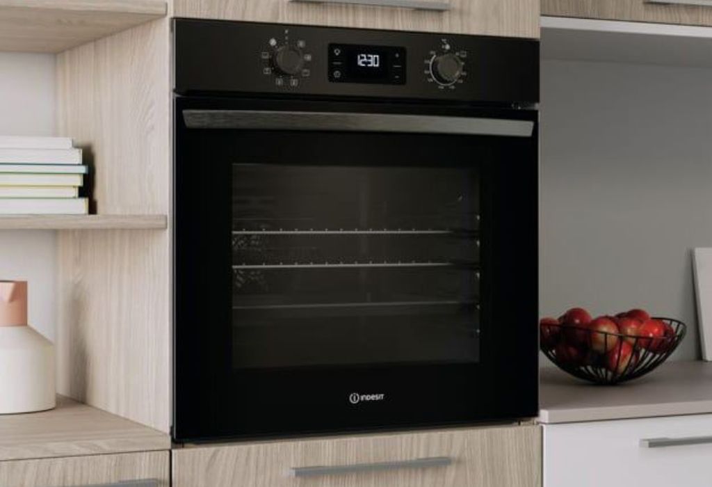 What a Built In Oven Is and How It Differs From Freestanding