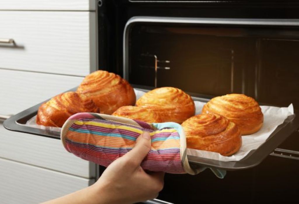 Can You Put Paper in Oven: The Basic Explanation