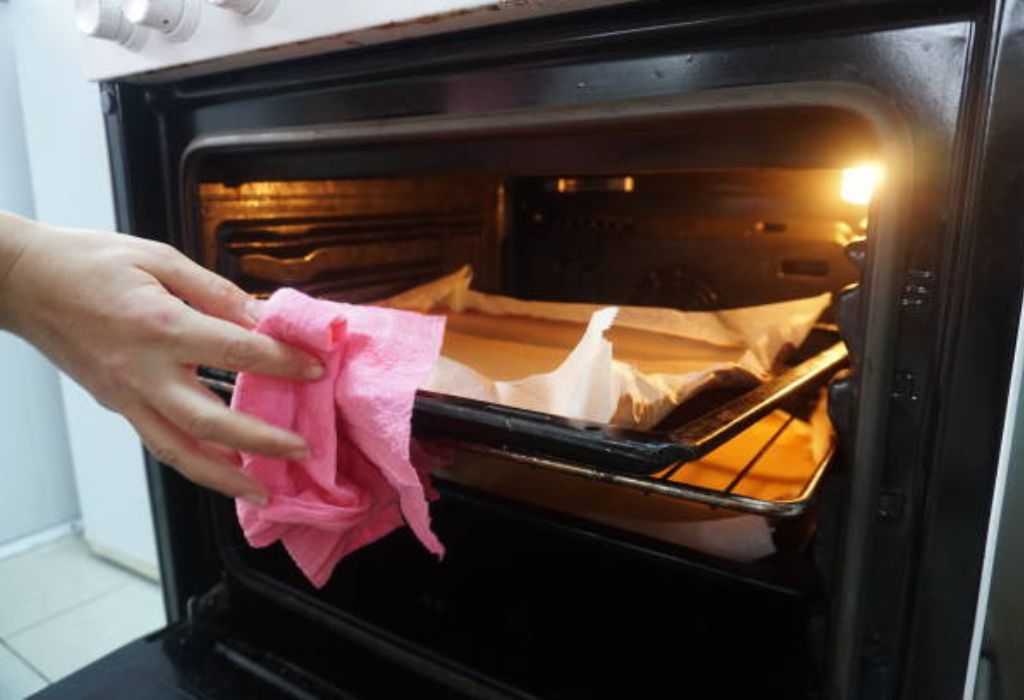 Safety Tips for Using Paper Inside Home Ovens