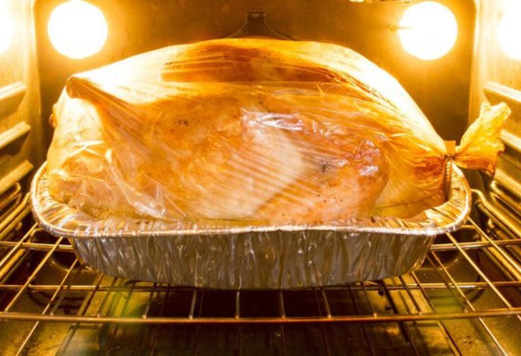 Oven Cooking Bags vs Traditional Roasting Methods